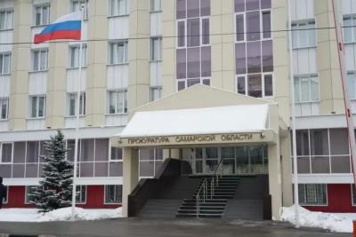 В Самаре пьяный мужчина испортил мусорку, перила и входную стеклянную дверь алкомаркета