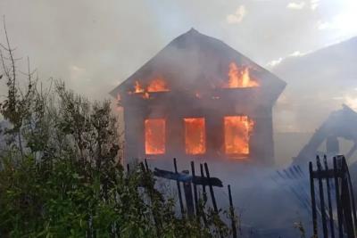 В Октябрьске загорелся заброшенный дом - последние новости