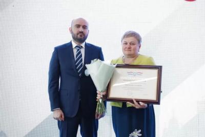 В преддверии Дня социального работника Вячеслав Федорищев вручил региональные награды лучшим сотрудникам отрасли