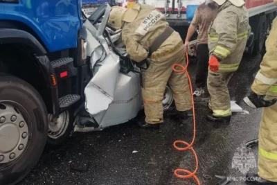 В Самарской области в массовом ДТП с двумя фурами и тремя легковушками погибли взрослые и дети - последние новости