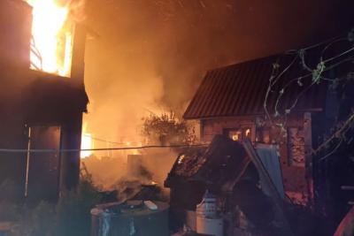 В Волжском районе тушили два пожара в дачных домиках