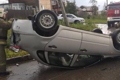 В Самарской области на сельской дороге перевернулась LADA Kalina