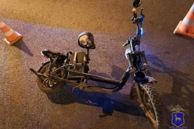 В Тольятти самокат с двумя подростками влетел в легковушку