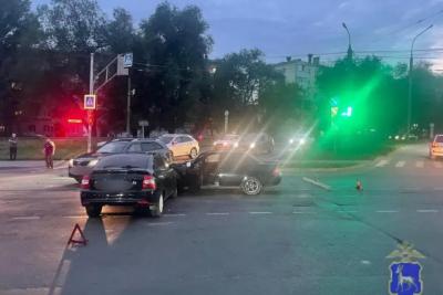 В Самаре на углу улиц XXII Партсъезда и Антонова-Овсеенко столкнулись две «Приоры»