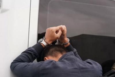 Расклеивал листовки и собирал информацию: мужчину задержали за госизмену и оправдание терроризма