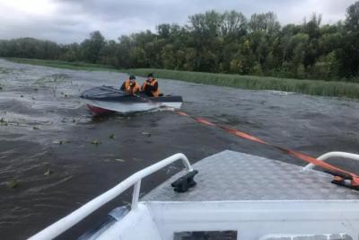 Самарцев на лодке унесло в камыши от сильного ветра