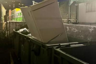 Житель Самары засунул габаритный холодильник в мусорный контейнер