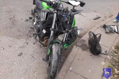 В Самаре утром 19 сентября на перекрестке столкнулись Ford Focus и мотоцикл Kawasaki