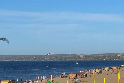 Лето в Самаре: местные жители проводят последние жаркие дни сентября на городском пляже