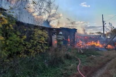 В Большой Глушице сгорело 100 «квадратов» сараев