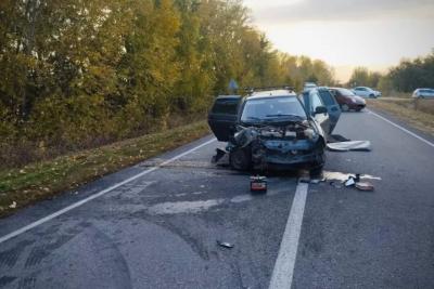 В Самарской области 5 октября на трассе столкнулись «Приора» и «Газель» - появились подробности