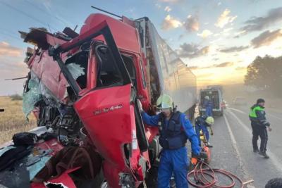 Срезали крышу: в Самарской области столкнулись два большегруза 7 октября