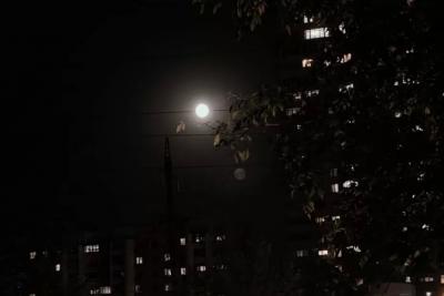 Жителям Самарской области показалась большая и яркая Луна