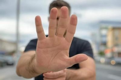 Мужчина выбросил собственную дочь с четвертого этажа