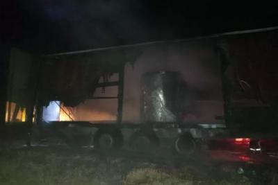 На трассе в Самарской области загорелась фура - фото