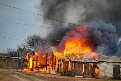 В Самарской области 18 октября вспыхнули надворные постройки на 200 «квадратах»