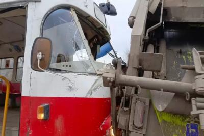 В Самаре на улице Ташкентской столкнулись трамвай и грузовик