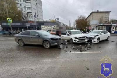 В Самаре в ДТП с двумя «Шкодами» и «Ладой» пострадали мужчина и женщина