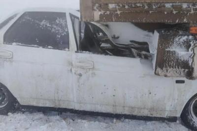 В Самарской области 14 декабря на трассе легковушка влетела под грузовик