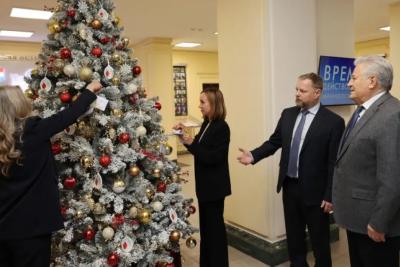 В Самарской губернской думе установили новогоднюю ель, которую украсят открытки с желаниями детей из донецкого города Снежное
