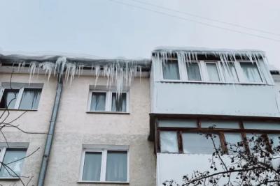Юрист: за сосульки, упавшие с козырька балкона, отвечает собственник