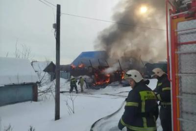 В Самарской области загорелись сарай, гараж и автомобиль