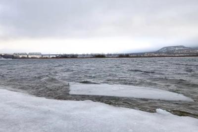 Парень плыл на отколовшейся льдине по Волге в Самаре