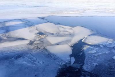 Подросток и двое взрослых оказались в ледовой ловушке в акватории Волги