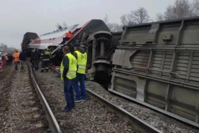 СК назвали предварительную причину схода поезда на пути в Самарскую область