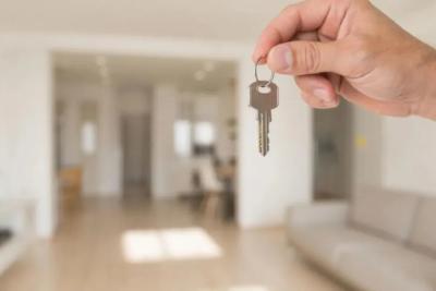 Семейная пара молодых врачей получила служебную квартиру в Тольятти