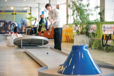 Между лунками и ведрами: в Тольятти прошло первенство региона по мини-гольфу