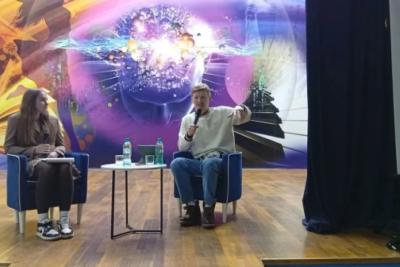 &laquo;Ключ к счастью - в самодисциплине&raquo;: актер Максим Белбородов встретился со  школьниками в Отрадном