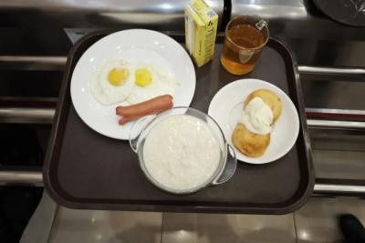 Горячее блюдо и напиток: каким должен быть завтрак школьника