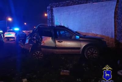 Врезались в столб и здание: в Тольятти в ДТП пострадали три человека