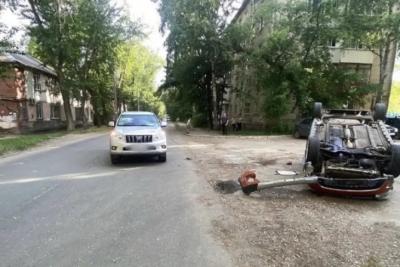 В Самаре иномарка перевернулась после столкновения с внедорожником