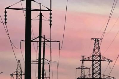 Девочка получила удар током от оборванного провода на улице