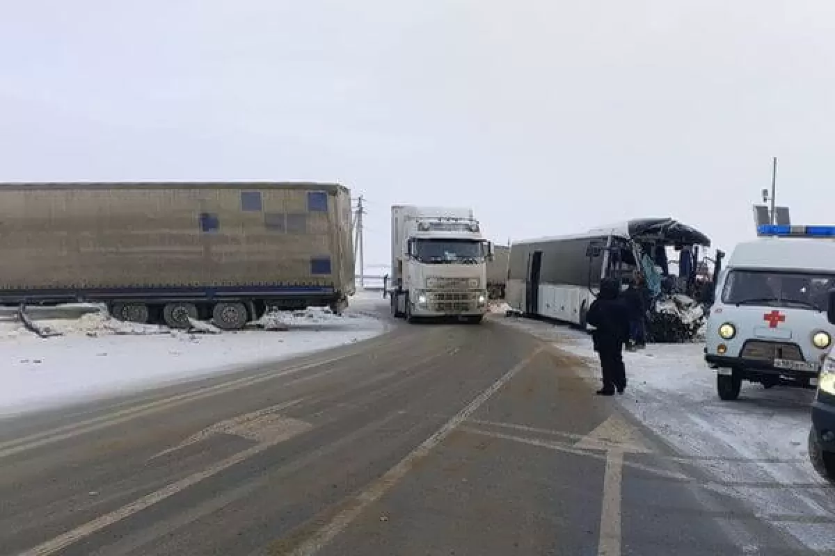 Три человека пострадали в столкновении автобуса и грузовика на трассе М5 в Самарской области