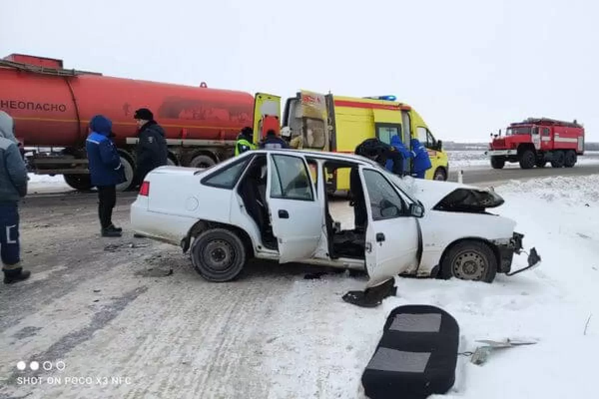 В Самарской области бензовоз врезался в легковушку, пострадали два человека