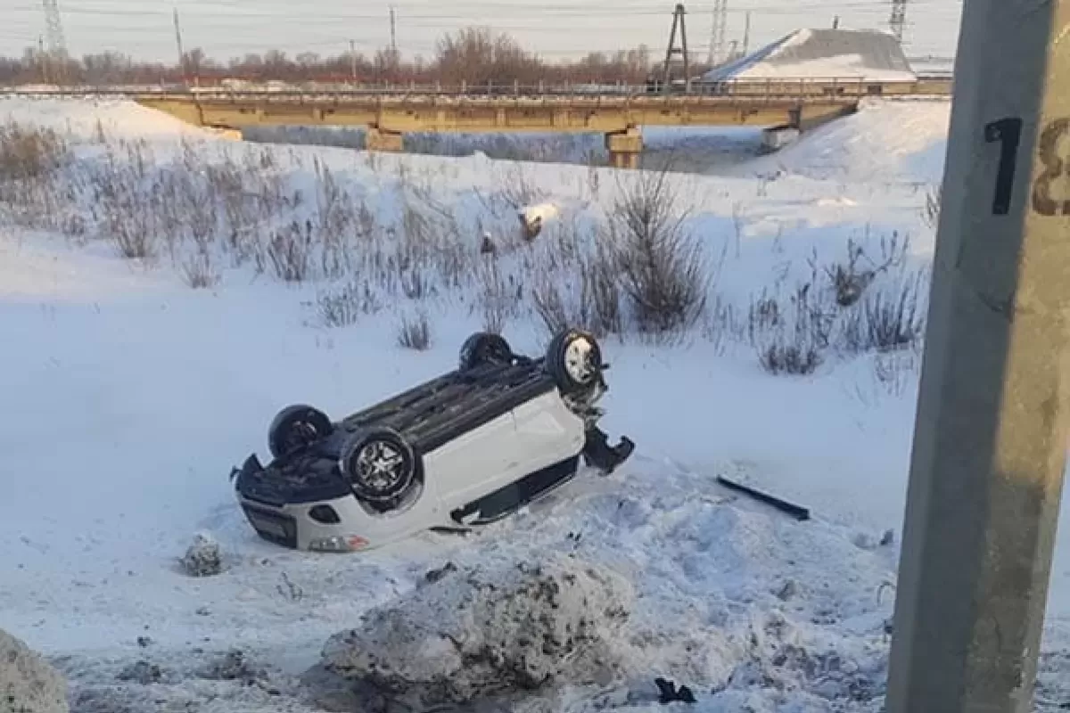 На Обводном шоссе в Тольятти опрокинулся кроссовер