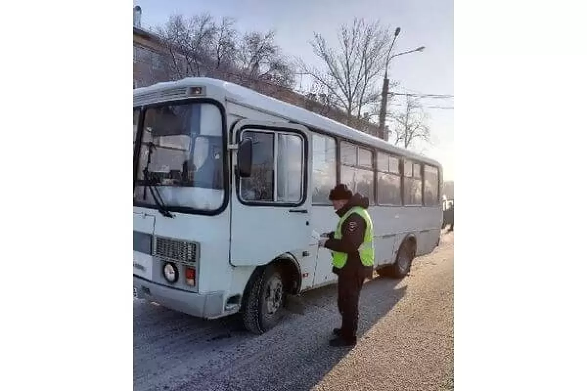 В Самаре водитель автобуса проехал на красный свет, потому что отвлекся на пассажиров