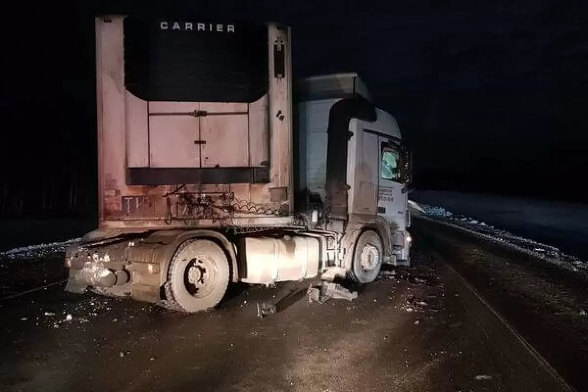В Самарской области погиб водитель легковушки, столкнувшейся с грузовиком на трассе М5
