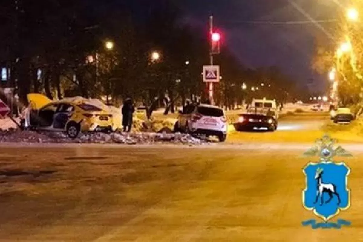 В Самаре пострадали водитель и пассажир такси, которое врезалось во  внедорожник