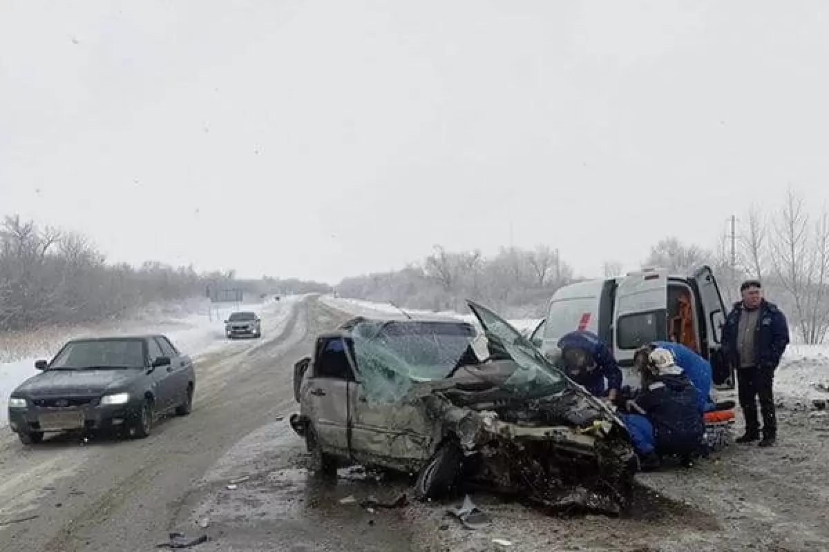 В Самарской области столкнулись две легковушки, оба водителя попали в больницу