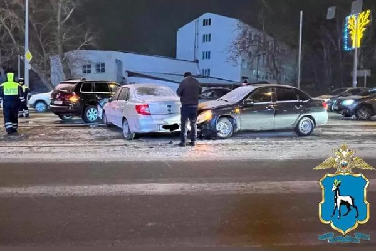 В Самаре столкнулись три автомобиля, пострадала пассажирка одного из них