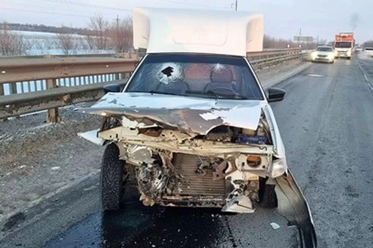 В Самарской области женщина за рулем фургона врезалась в дорожное ограждение