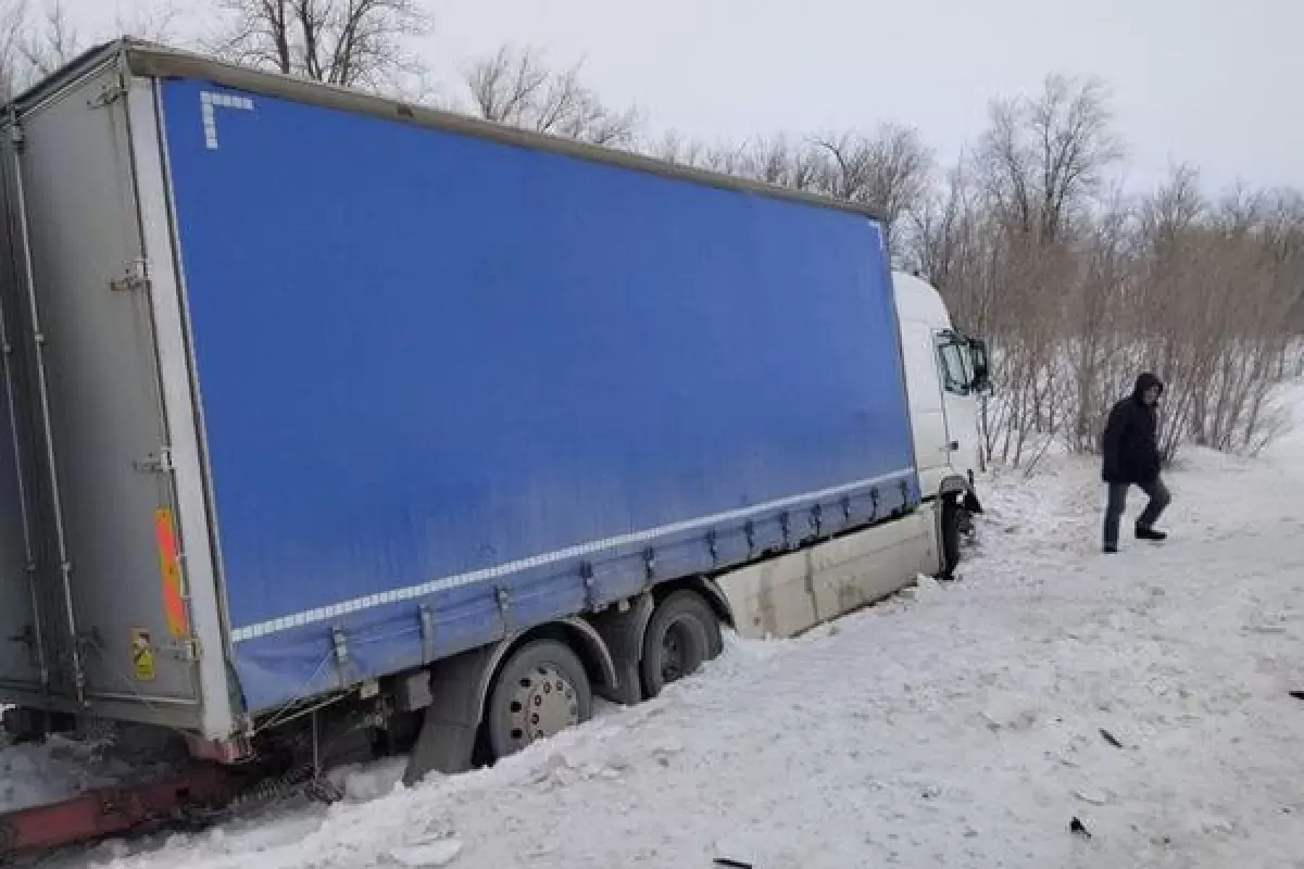 Два человека погибли в столкновении легковушки с грузовиком на трассе в Самарской области