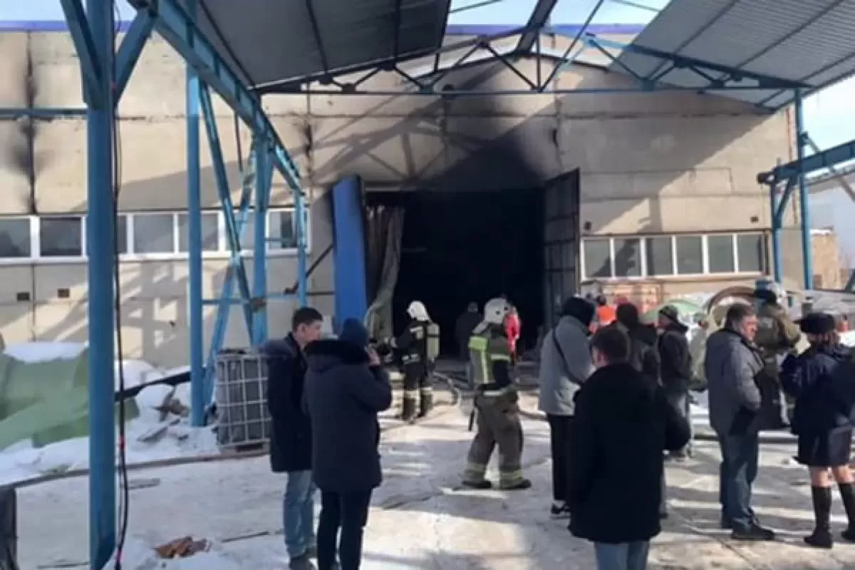 В Самарской области 27 человек тушили пожар в производственном ангаре
