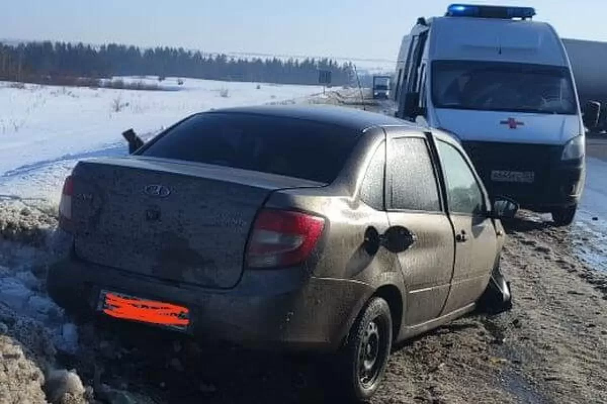 В Самарской области столкнулись грузовик и легковушка, погиб человек