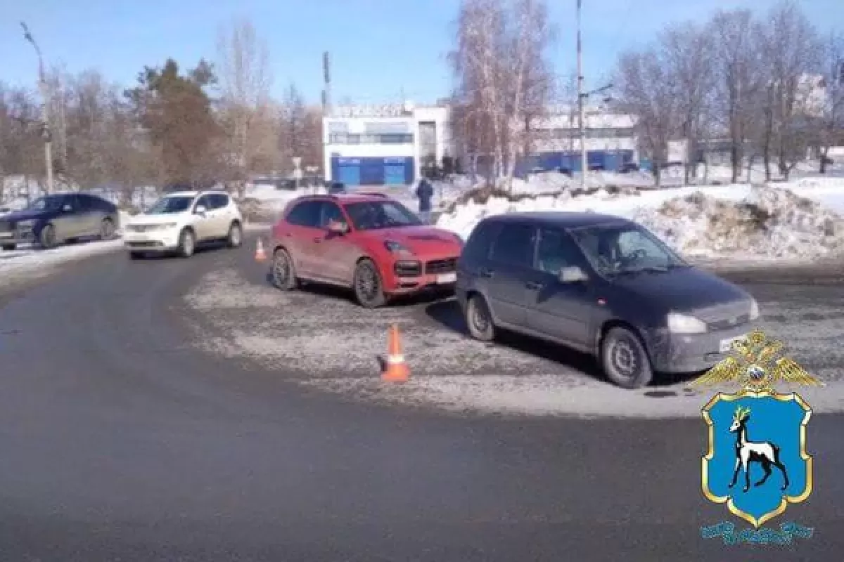 В Тольятти на Спортивной женщина на «Порше» врезалась в «Калину»