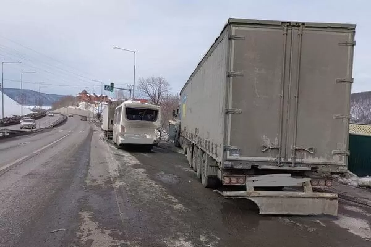 В Самаре столкнулись автобус и два грузовика